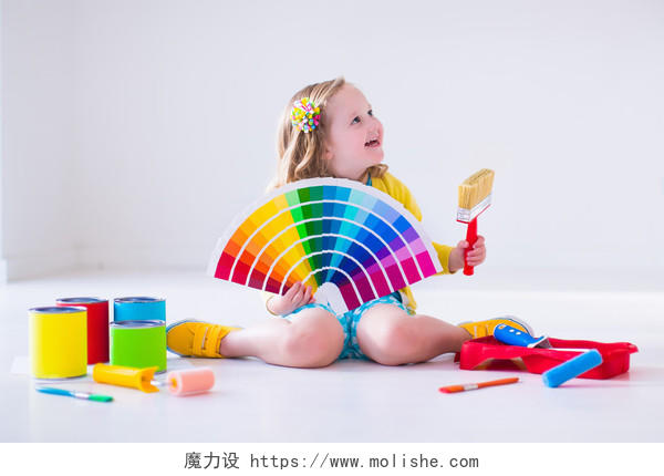 孩子们用彩色刷子和胶辊画墙壁微笑的小孩